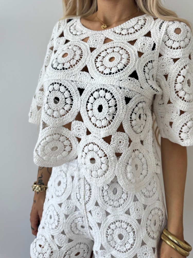 Top blanc brodé femme – Disponible chez French Retailers Nîmes & Avignon