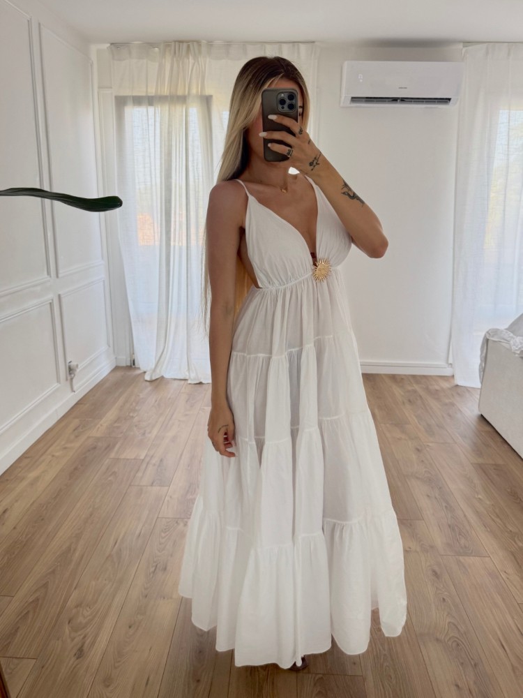 Robe blanche décolleté V broche soleil – Élégante et cintrée