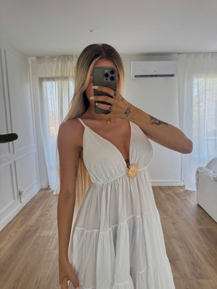 Robe blanche décolleté V broche soleil – Élégante et cintrée