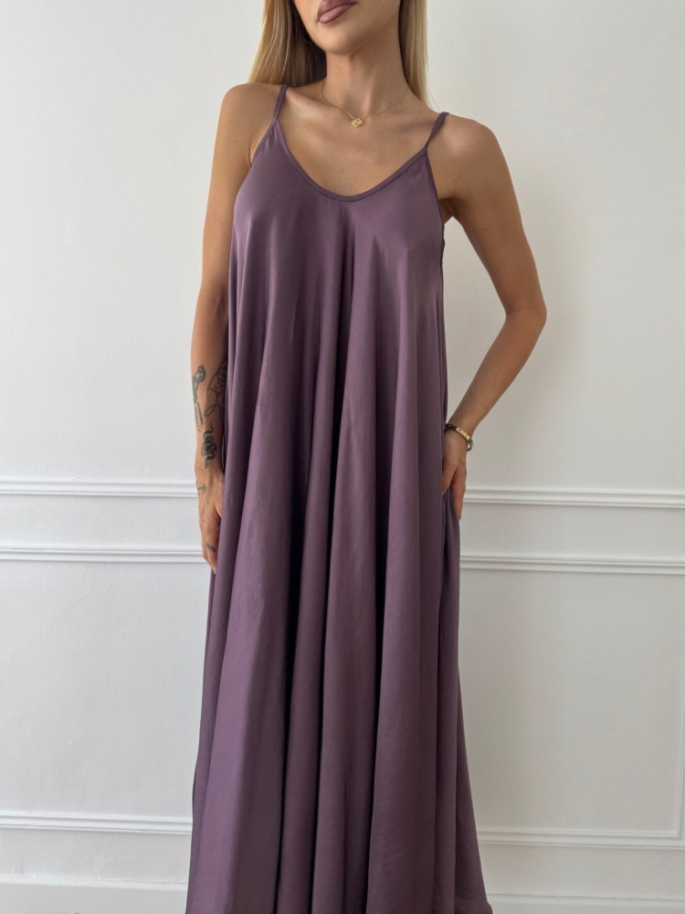 Robe longue fluide avec fines bretelles, élégante et légère. Coloris prune tendance. Disponible chez French Retailers à Nîmes et