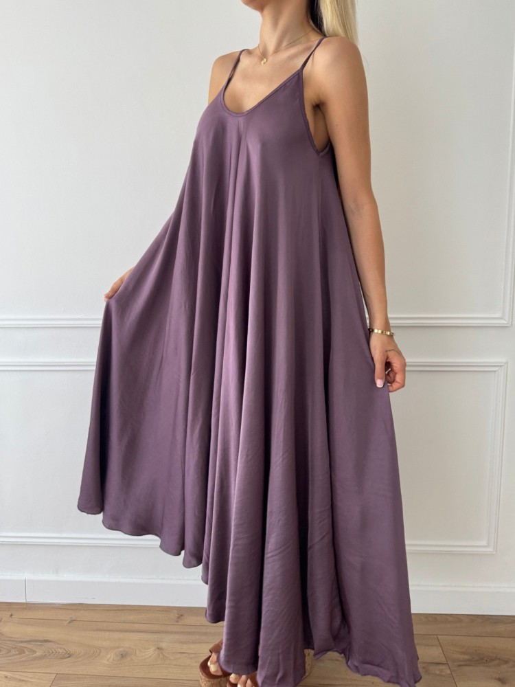 Robe longue fluide avec fines bretelles, élégante et légère. Coloris prune tendance. Disponible chez French Retailers à Nîmes et