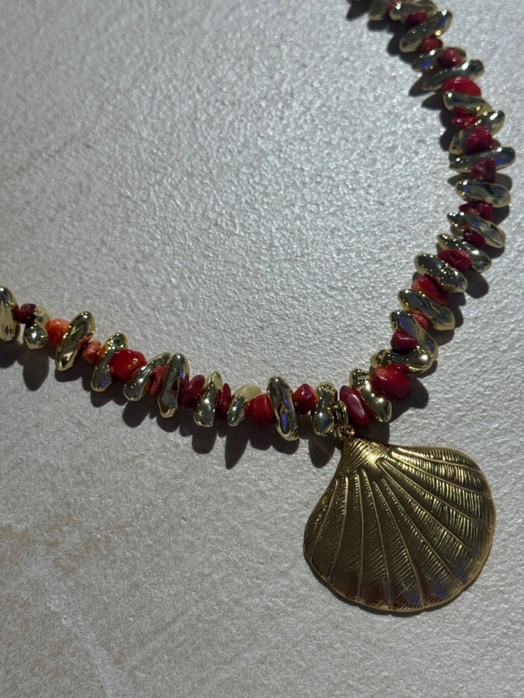 Collier Coquillage Doré & Perles Rouge – Bijou Estival French Retailers Nîmes & Avignon