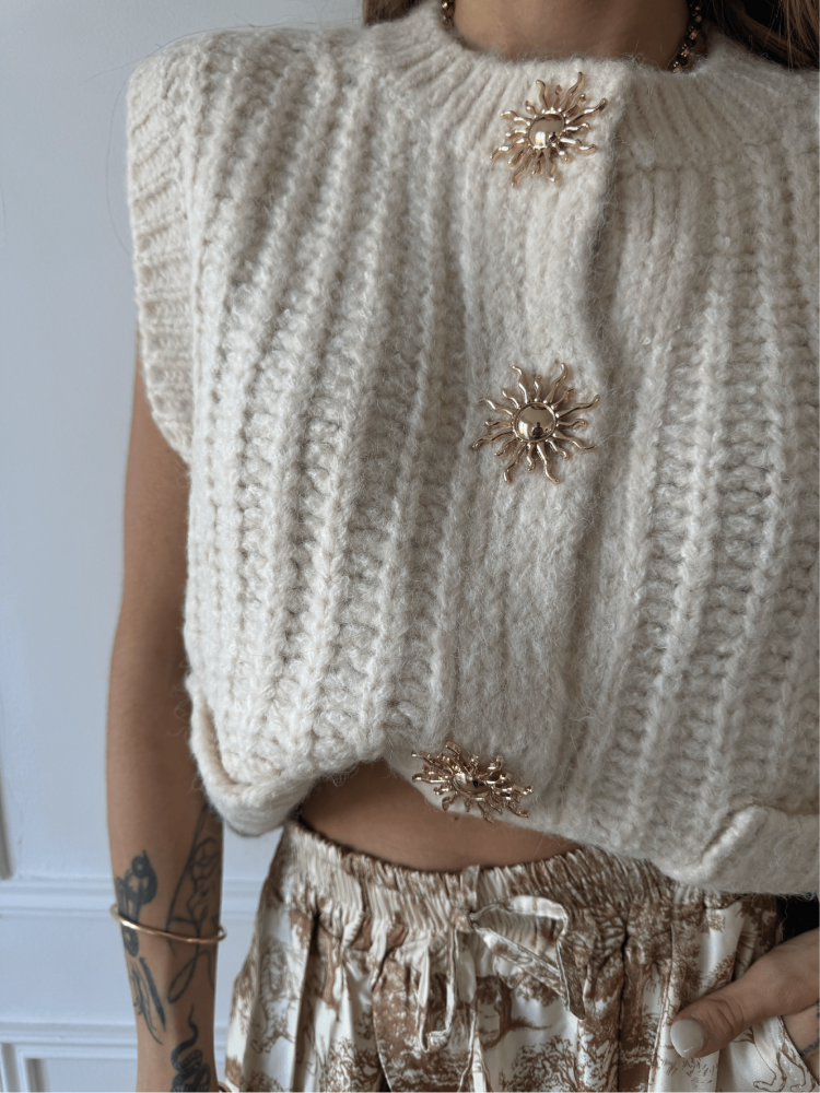 Gilet Sans Manches en Maille Écrue avec Boutons Soleil Dorés