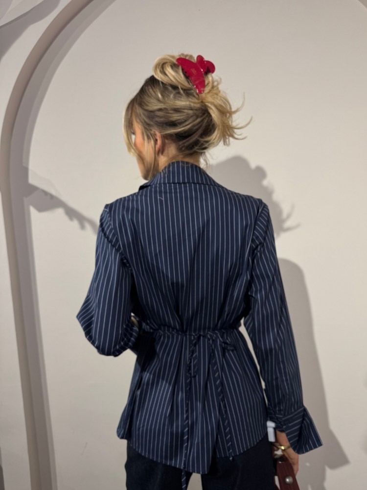 Chemisier femme bleu marine à rayures blanches avec ceinture – style chic et élégant