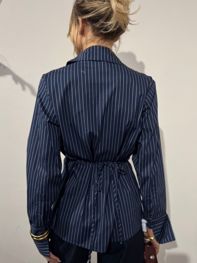 Chemisier femme bleu marine à rayures blanches avec ceinture – style chic et élégant