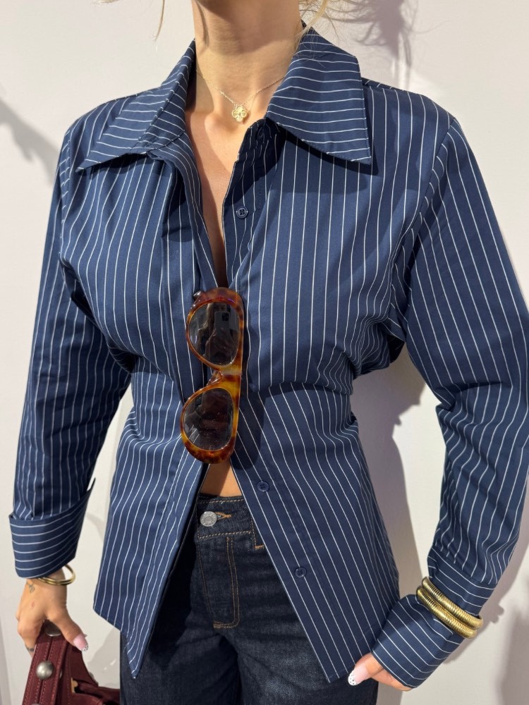 Chemisier femme bleu marine à rayures blanches avec ceinture – style chic et élégant