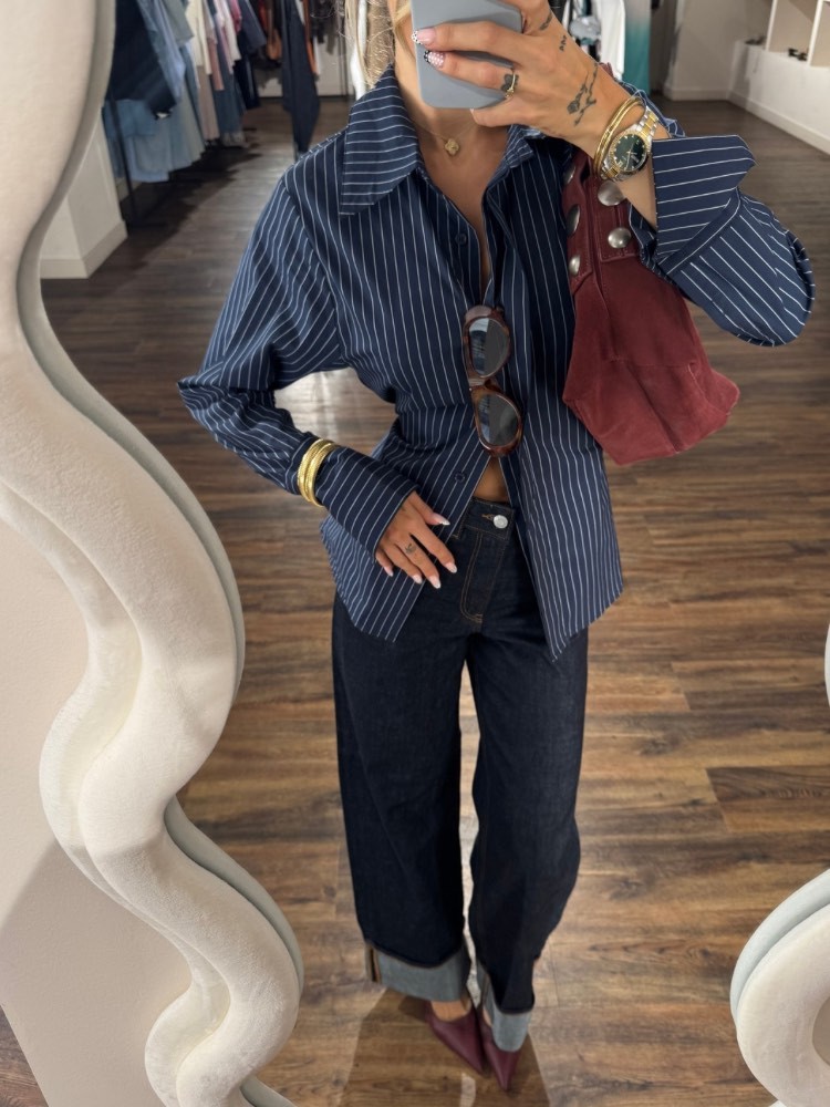 Chemisier femme bleu marine à rayures blanches avec ceinture – style chic et élégant