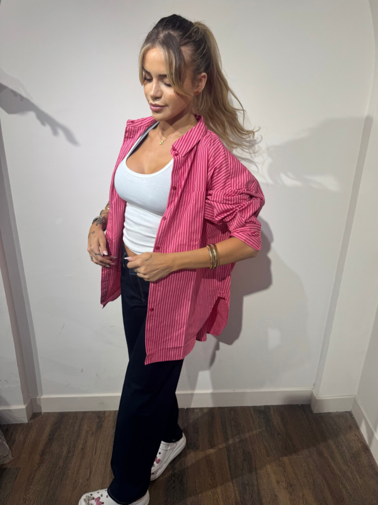 Chemise femme oversize rose à fines rayures – look tendance et décontracté