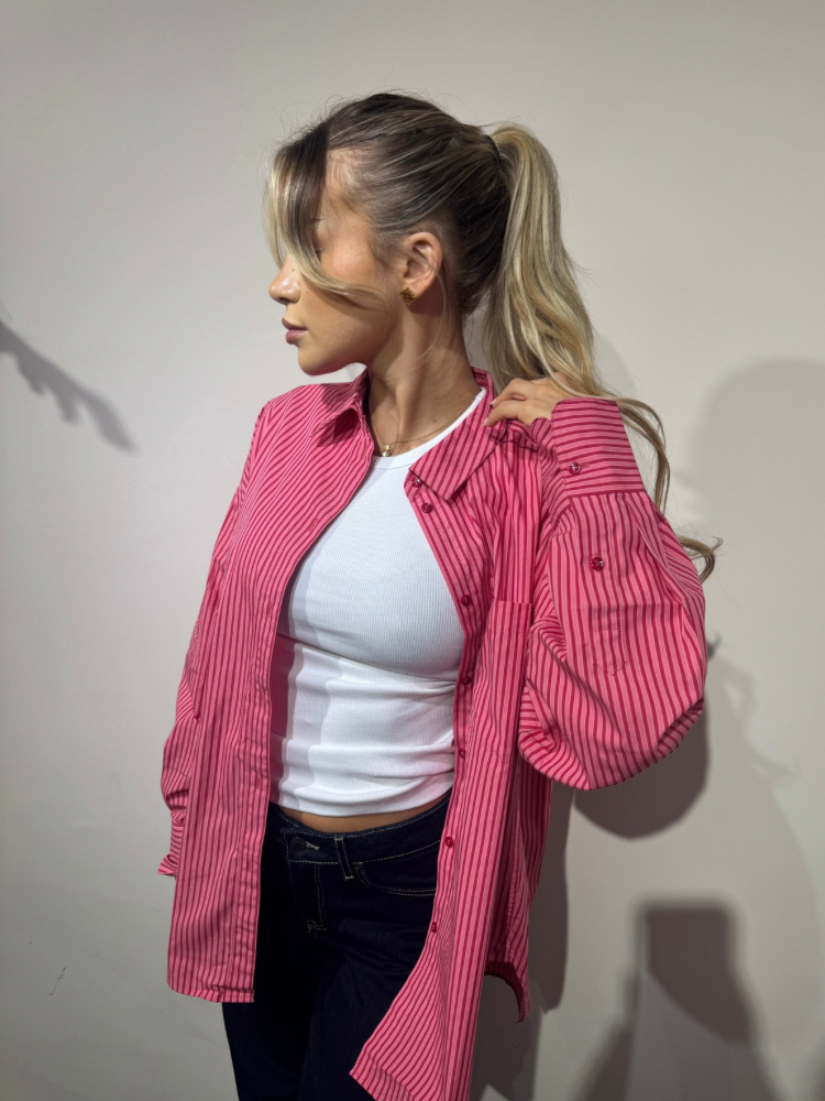 Chemise femme oversize rose à fines rayures – look tendance et décontracté