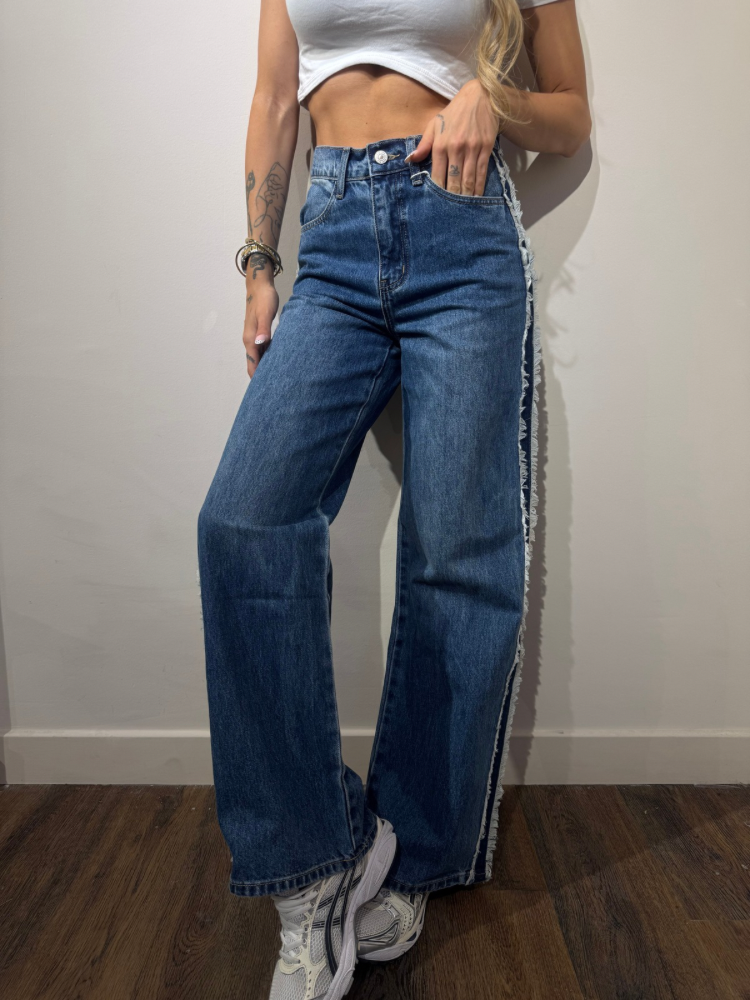 Jean bleu femme avec franges sur le côté – tendance et original