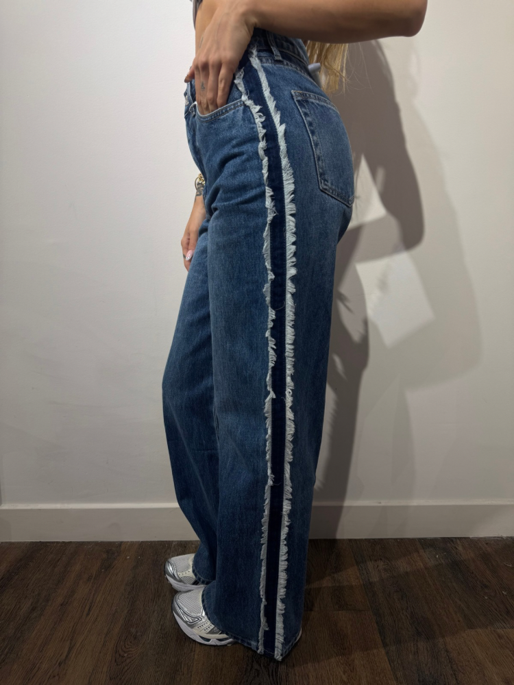 Jean bleu femme avec franges sur le côté – tendance et original