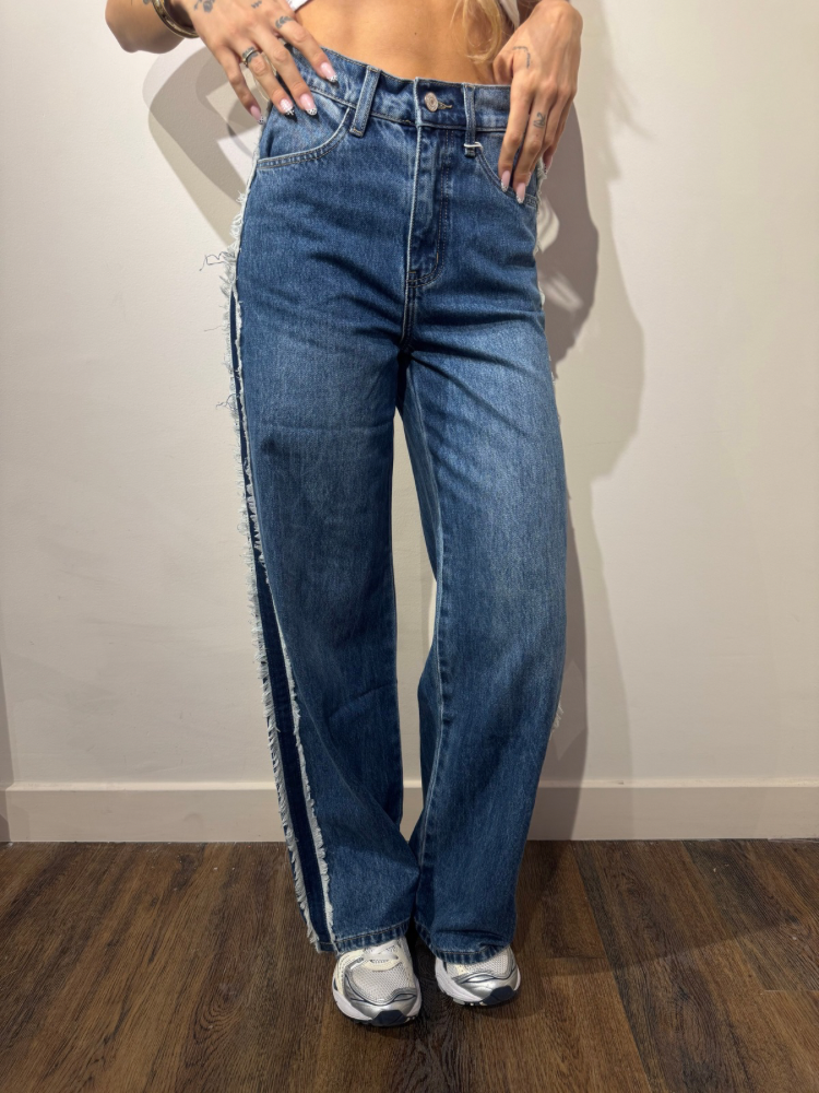 Jean bleu femme avec franges sur le côté – tendance et original