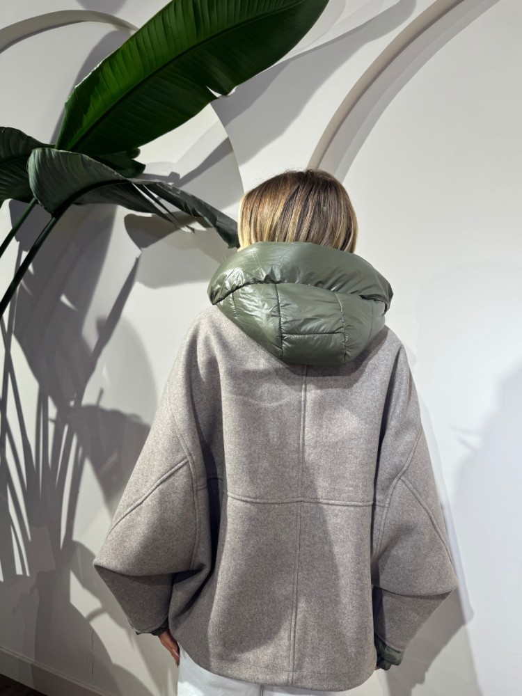 Veste Femme en Tissu Taupe – Capuche et manche Mi-Matelassée