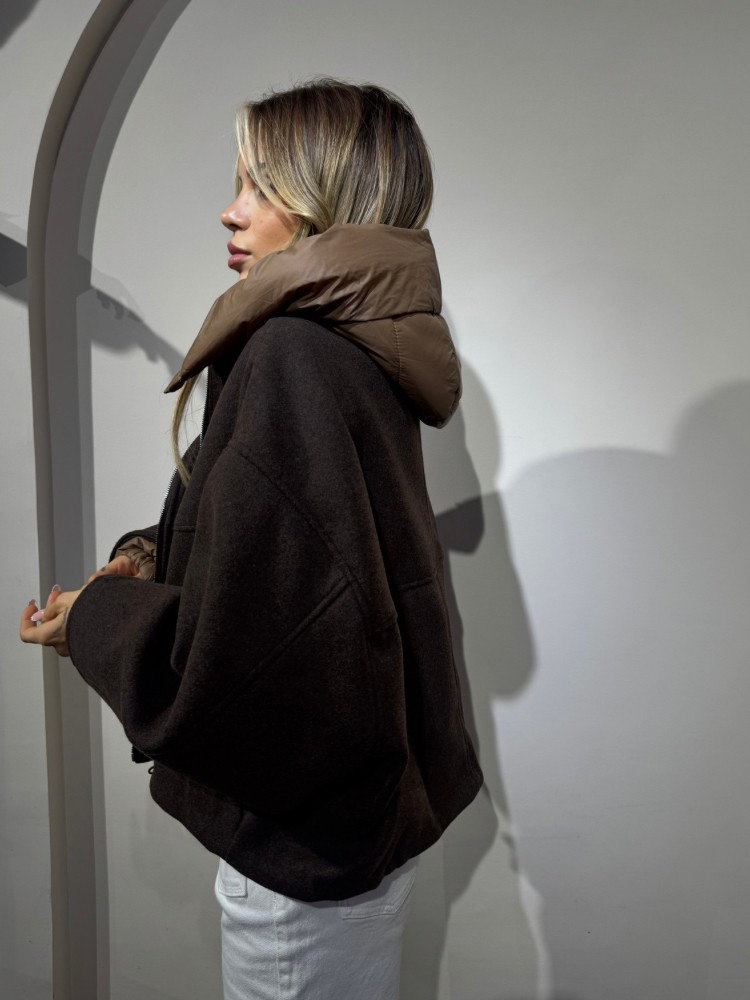 Veste Femme en Tissu Taupe – Capuche et manche Mi-Matelassée