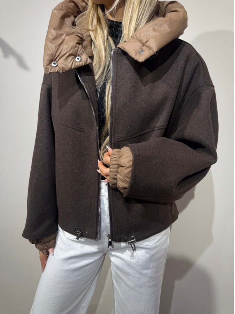 Veste Femme en Tissu Taupe – Capuche et manche Mi-Matelassée