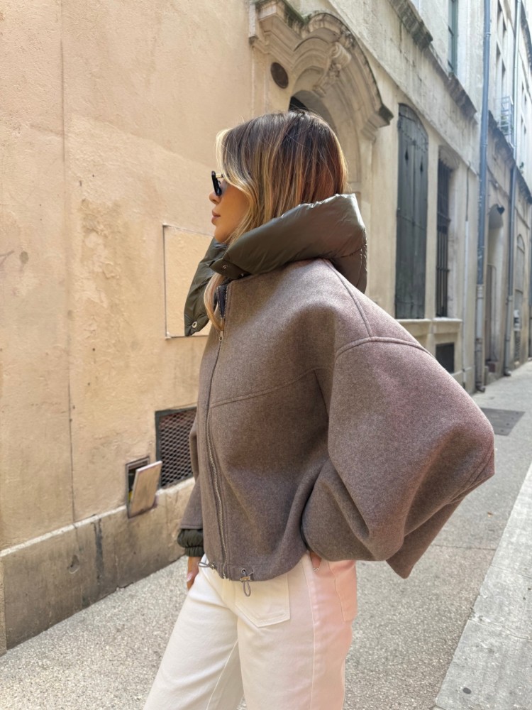 Veste Femme en Tissu Taupe – Capuche et manche Mi-Matelassée