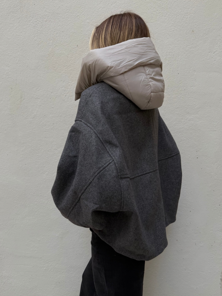Veste Femme en Tissu Taupe – Capuche et manche Mi-Matelassée