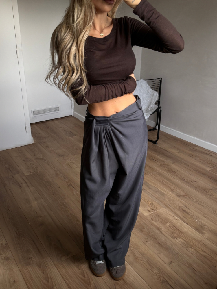 Pantalon large gris “Grid” – taille haute & plis twistés
