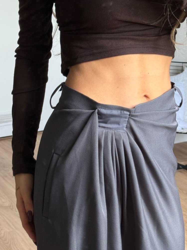 Pantalon large gris “Grid” – taille haute & plis twistés