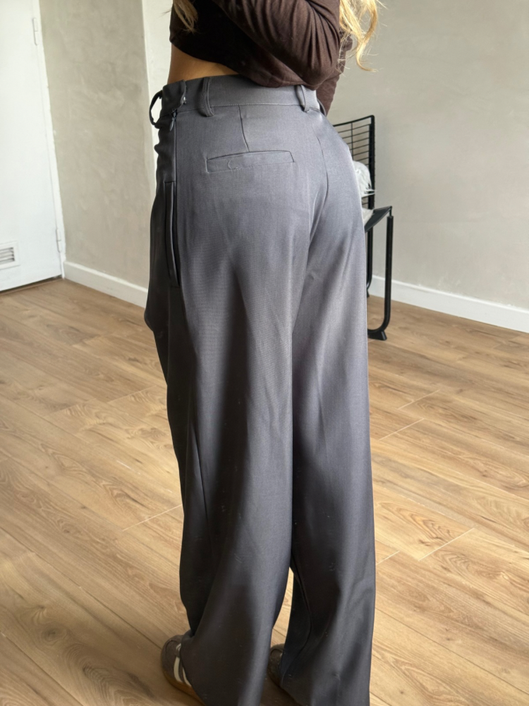 Pantalon large gris “Grid” – taille haute & plis twistés
