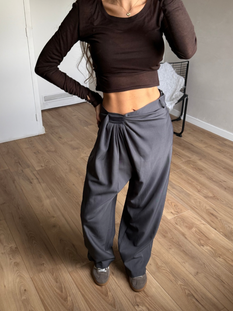 Pantalon large gris “Grid” – taille haute & plis twistés
