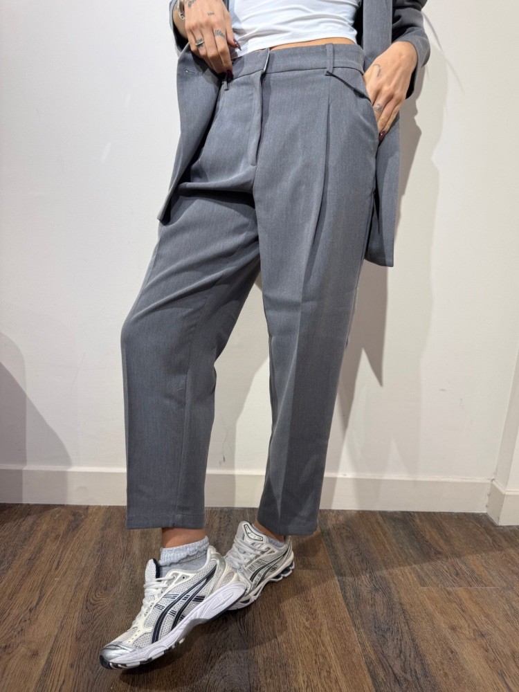 Pantalon de tailleur gris femme – coupe 7/8 élégante | French Retailers