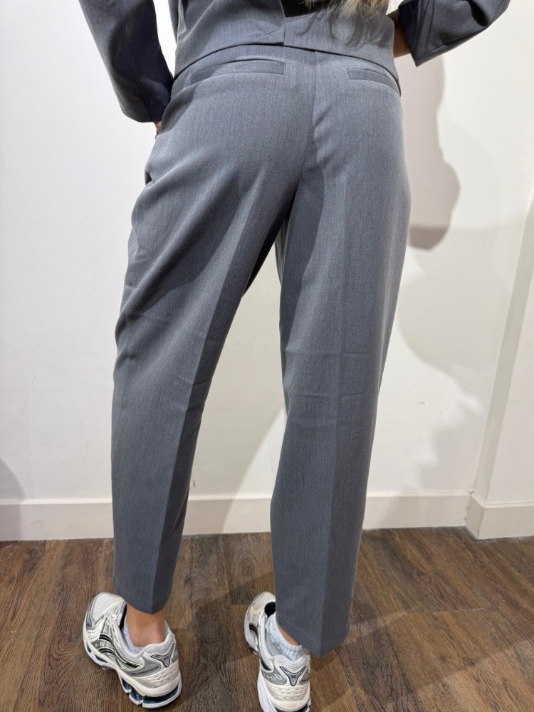 Pantalon de tailleur gris femme – coupe 7/8 élégante | French Retailers