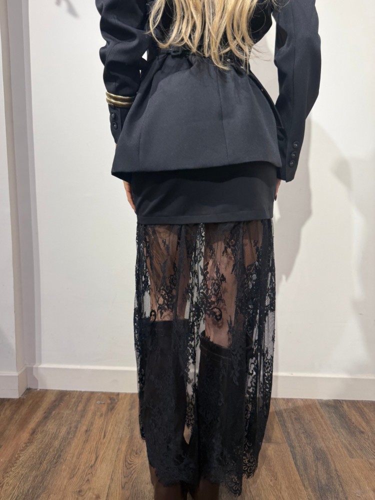Jupe-short noire drapée de dentelle – Effet longue | French Retailers