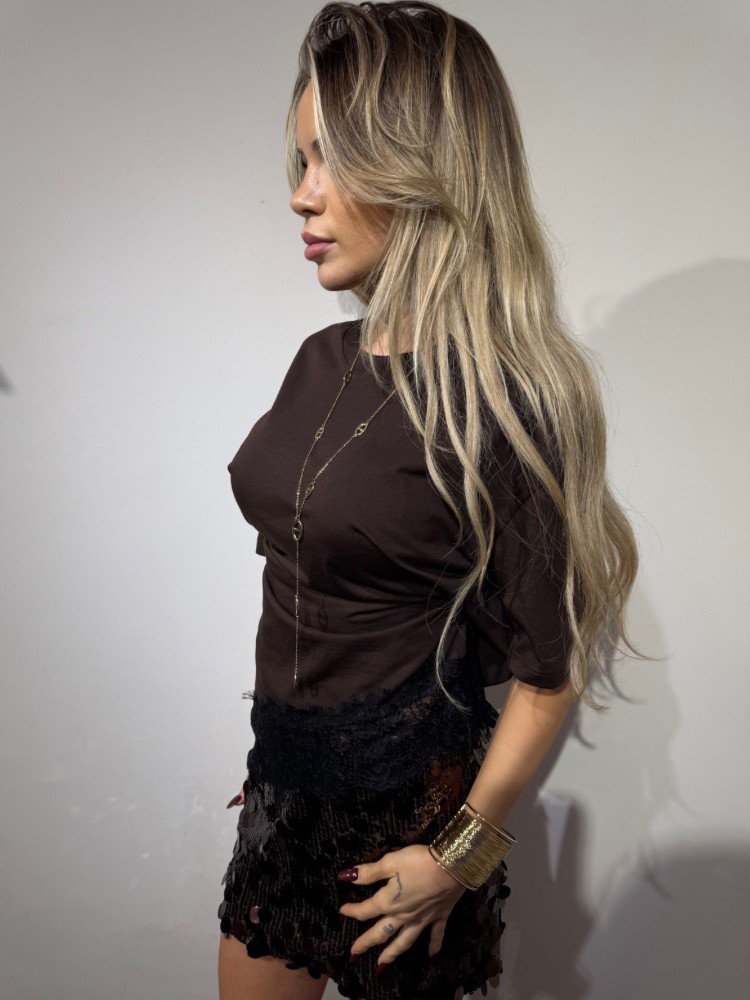 T-shirt asymétrique marron – Détail dentelle au bas | French Retailers