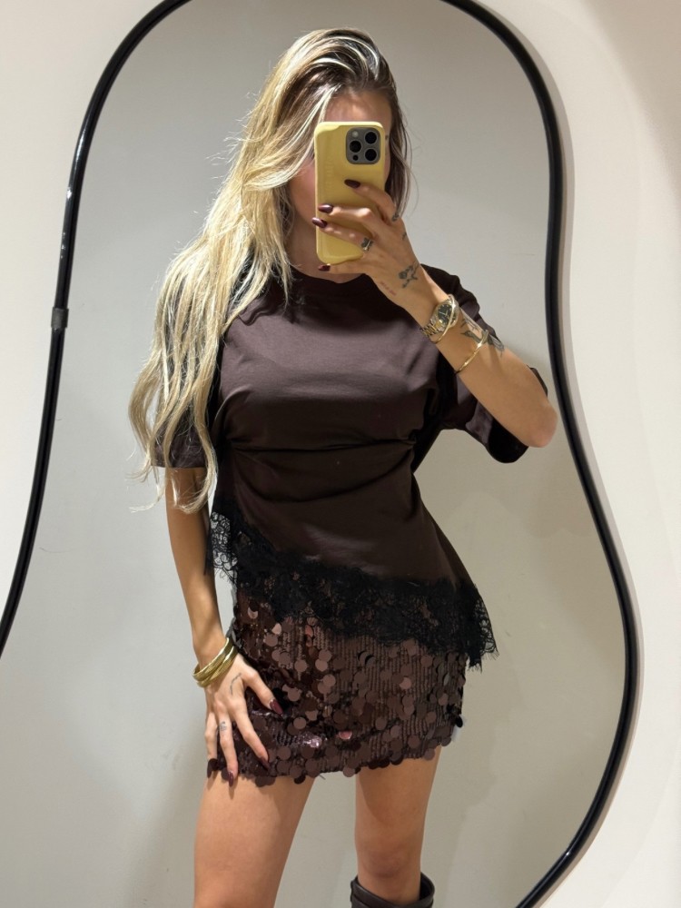 T-shirt asymétrique marron – Détail dentelle au bas | French Retailers