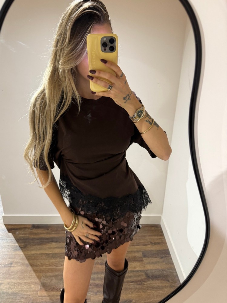 T-shirt asymétrique marron – Détail dentelle au bas | French Retailers