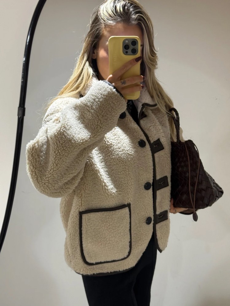 Manteau teddy effet mouton beige avec finitions contrastées – French Retailers Nîmes & Avignon