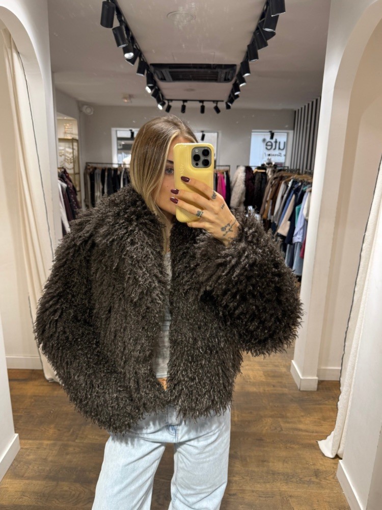 Veste en fausse fourrure noire oversize – French Retailers Nîmes & Avignon