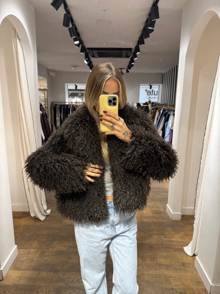 Veste en fausse fourrure noire oversize – French Retailers Nîmes & Avignon