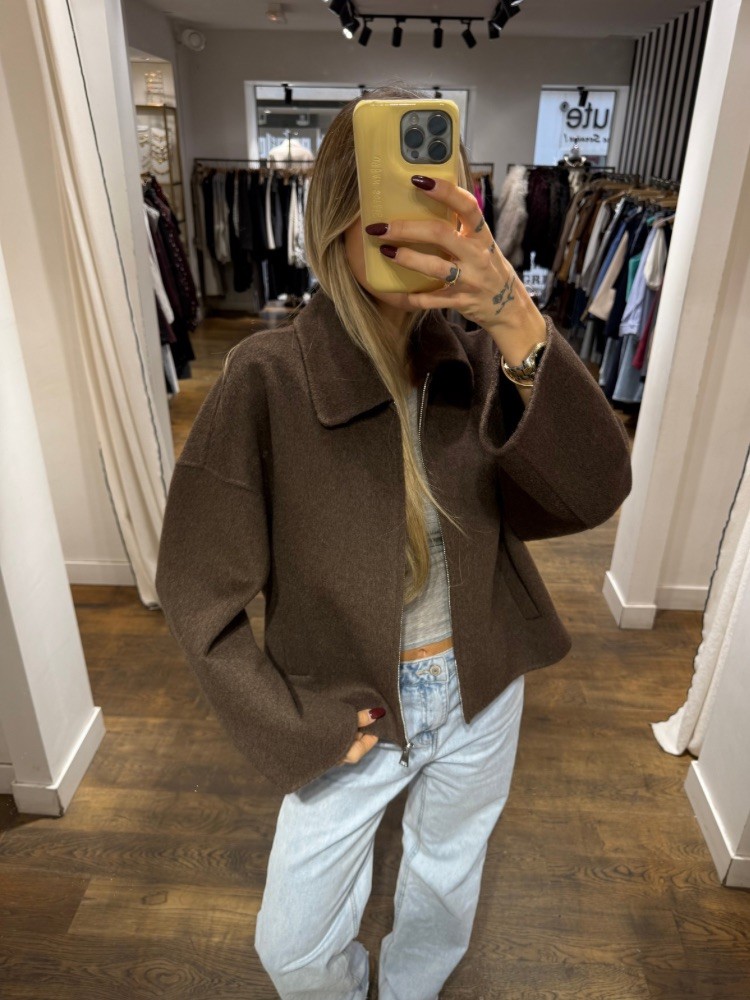 Veste courte en laine – Collection French Retailers