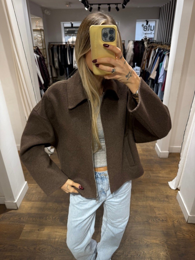 Veste courte en laine – Collection French Retailers