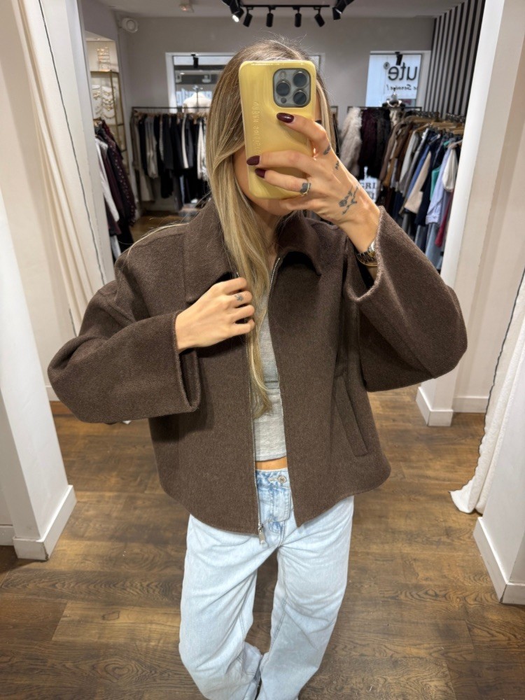 Veste courte en laine – Collection French Retailers