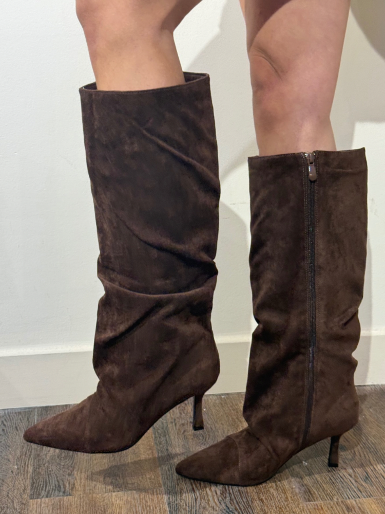 Bottes marron effet suédine – Talon fin & bout pointu – Disponible à Nîmes & Avignon