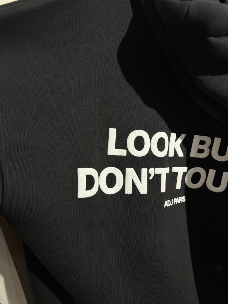 Pull à capuche « look but don’t touch » - French retailers | Nîmes et avignon