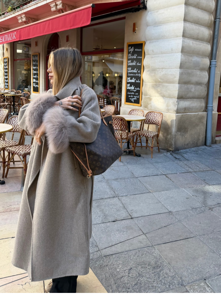 Manteau long camel avec plume sur les manches - French retailers