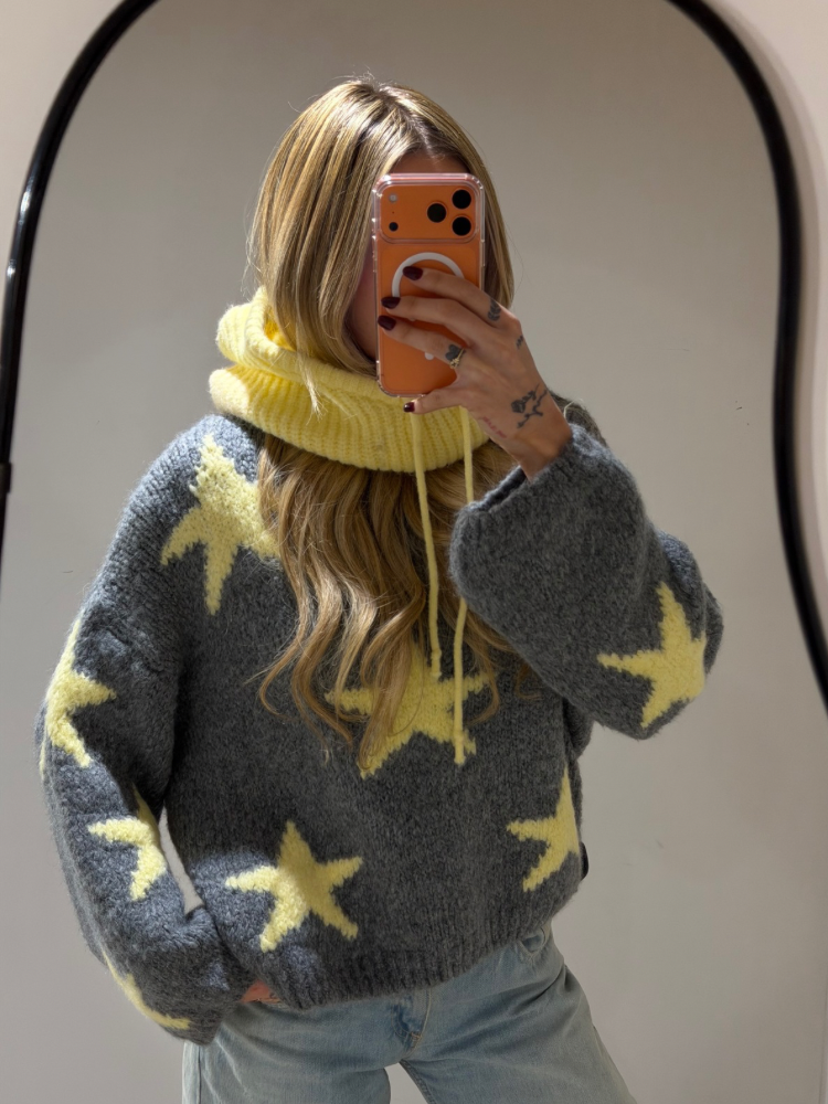 Pull doux oversize gris avec étoiles jaunes - French Retailers