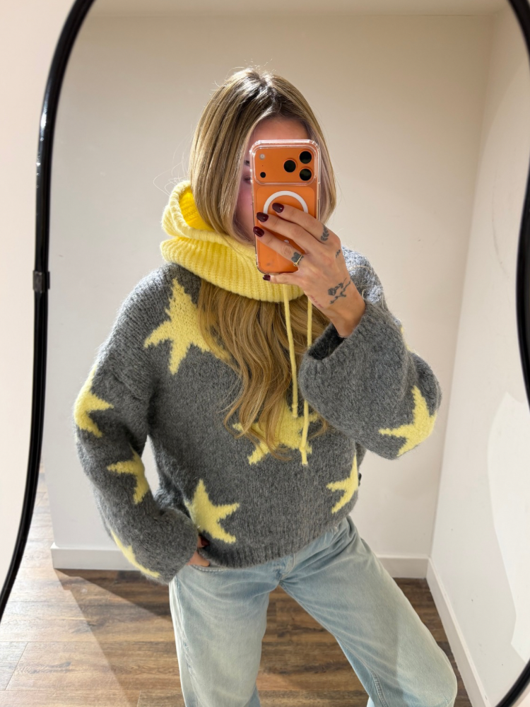 Pull doux oversize gris avec étoiles jaunes - French Retailers